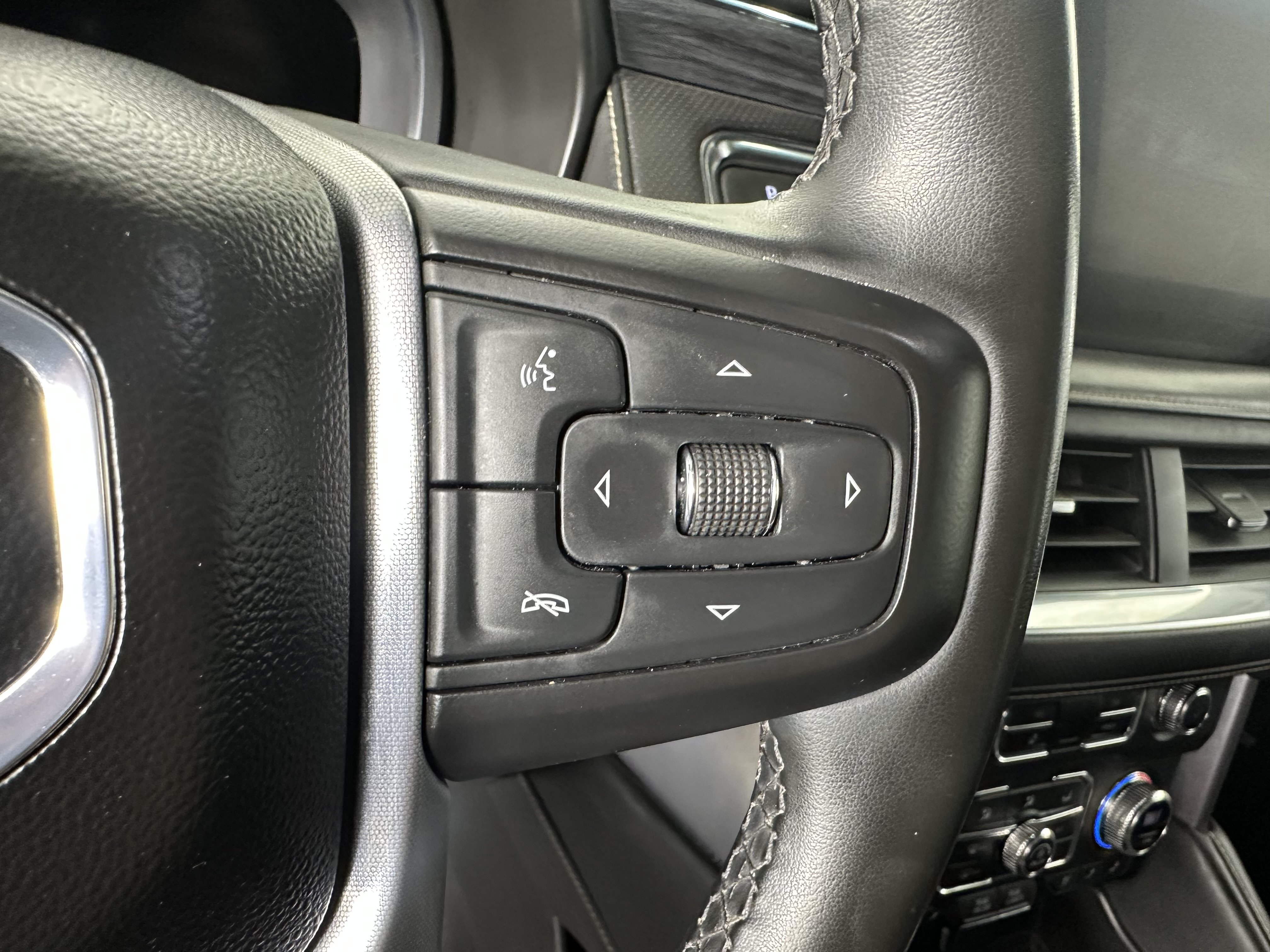 Used 2023 GMC Yukon XL SLT RWD image 16