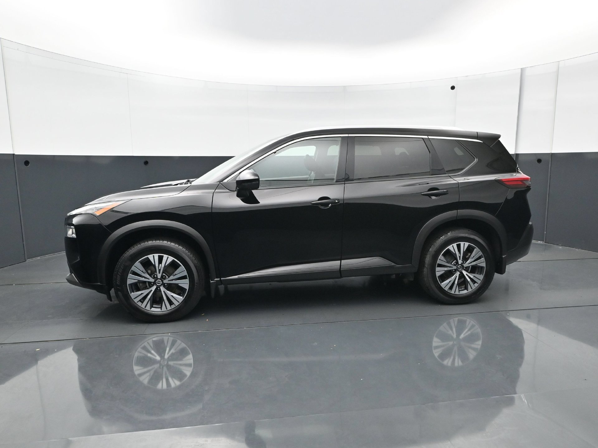 Used 2021 Nissan Rogue SV AWD/4WD image 3