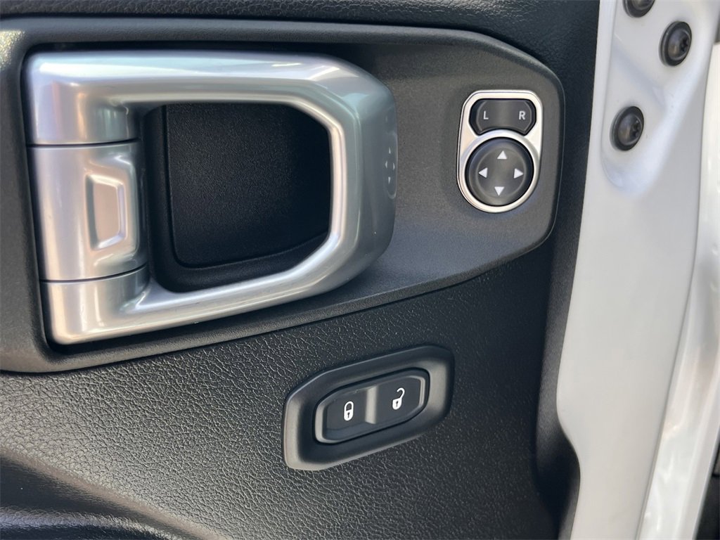 Used 2021 Jeep Gladiator Willys image 17