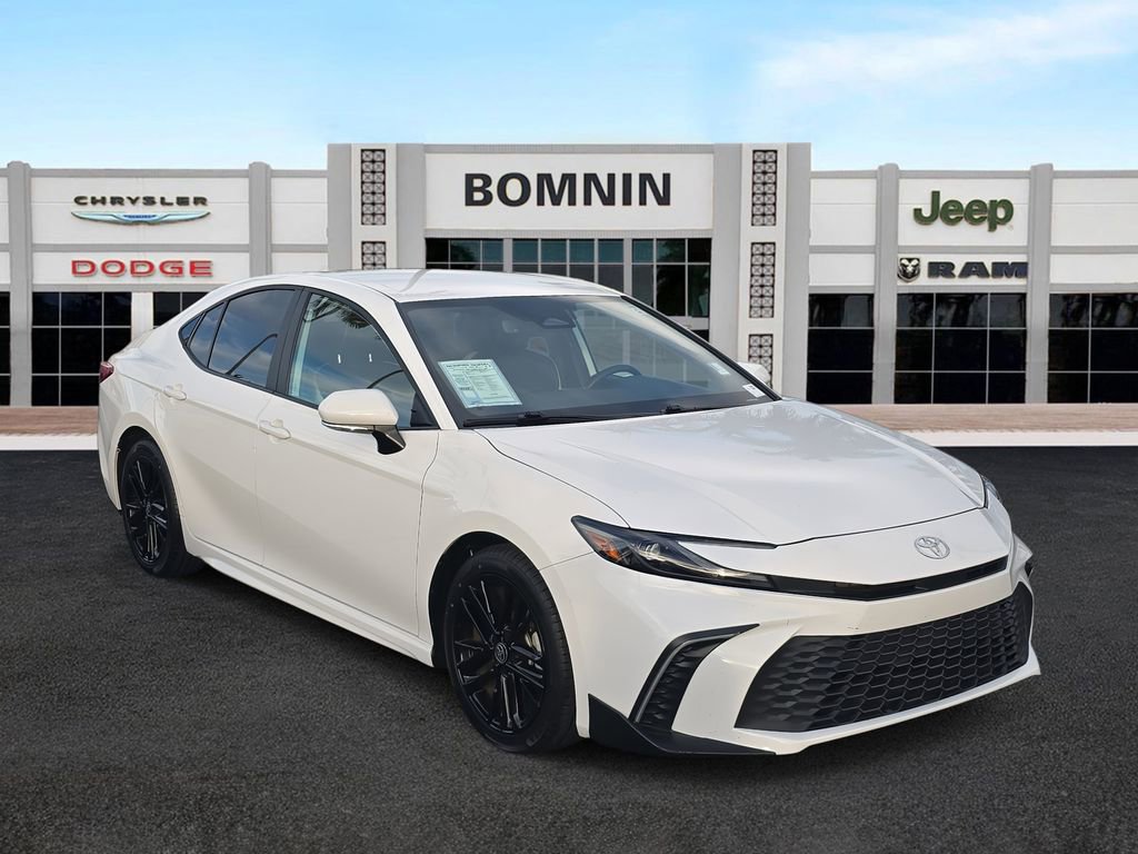 Used 2025 Toyota Camry SE image 2