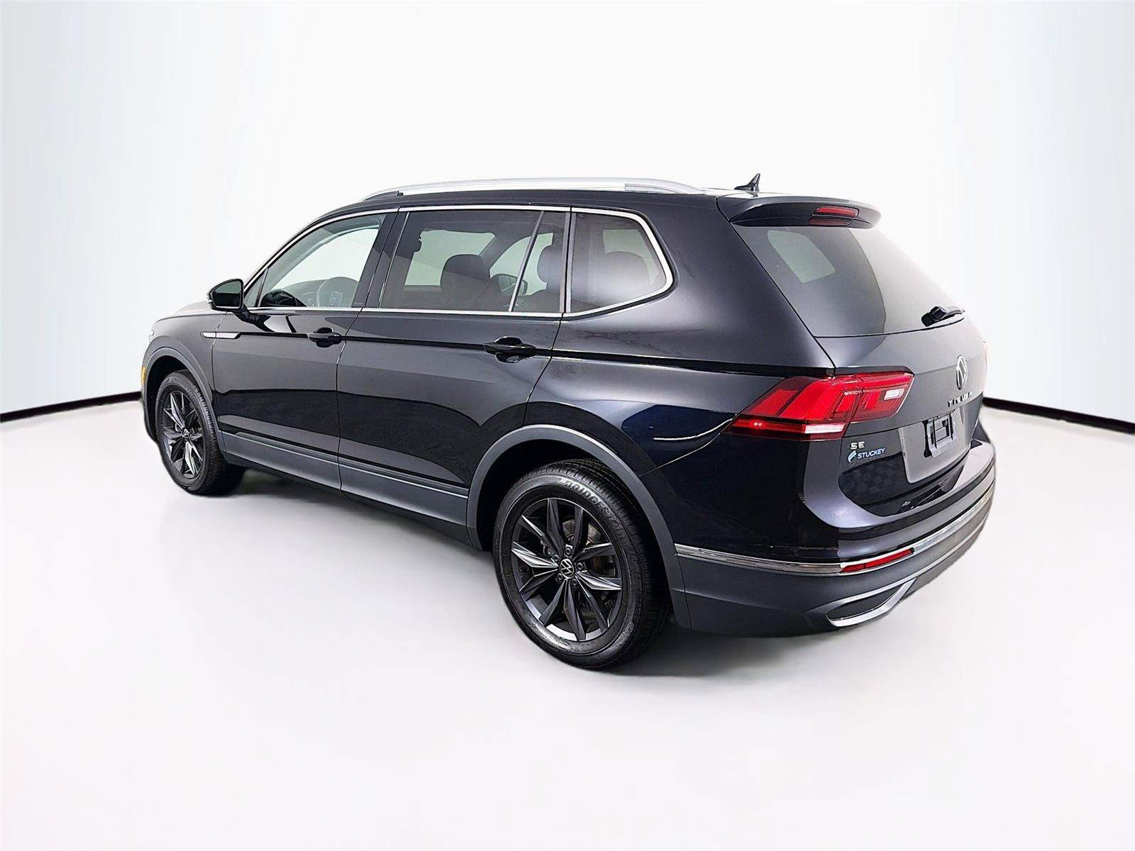 Used 2023 Volkswagen Tiguan SE w/ Panoramic Sunroof Package AWD/4WD image 9
