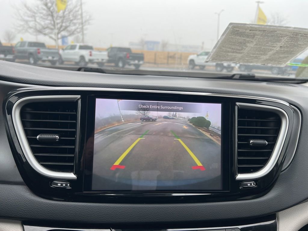 Used 2023 Chrysler Pacifica Touring-L image 19