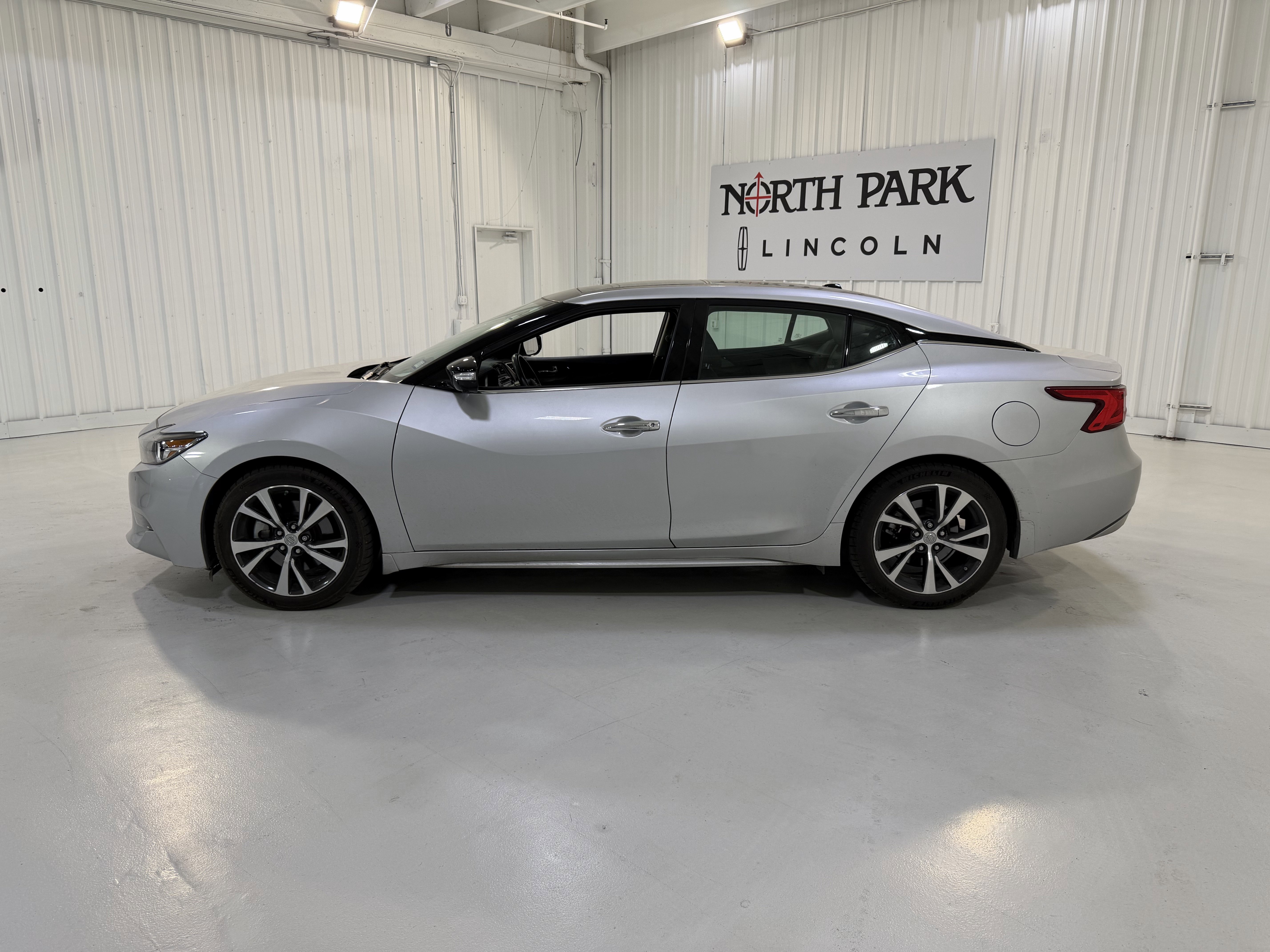 Used 2016 Nissan Maxima Platinum image 2