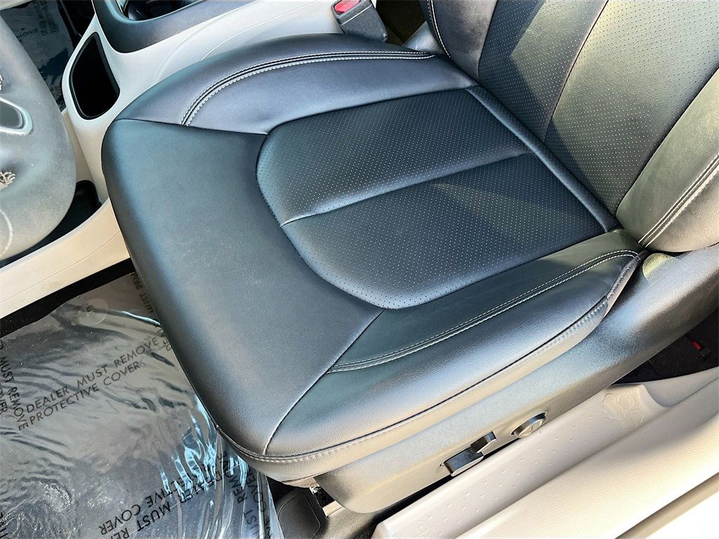 Certified 2024 Chrysler Pacifica Touring-L image 18
