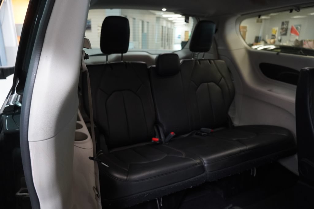 Used 2019 Chrysler Pacifica Touring-L FWD image 23