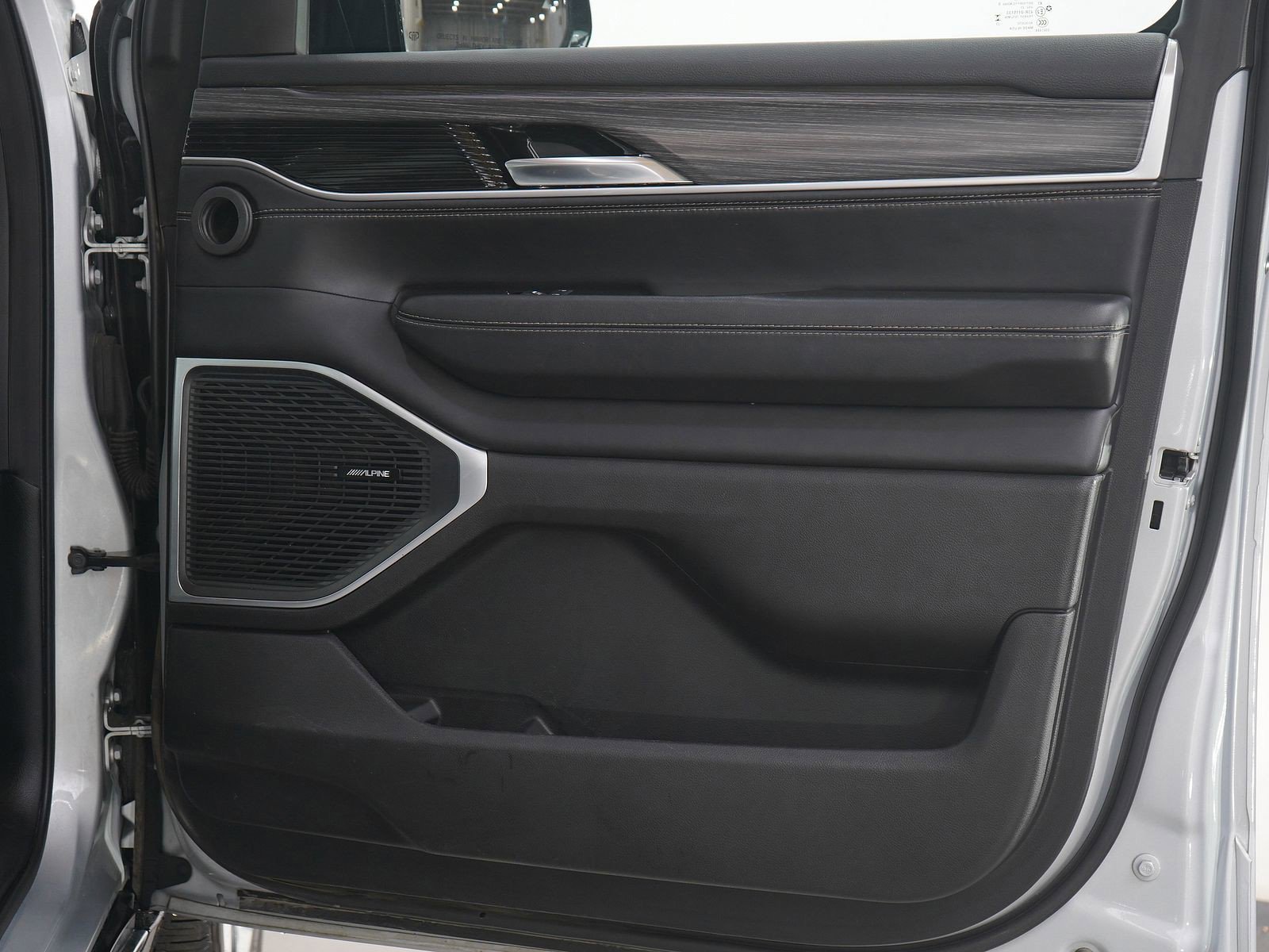 Used 2023 Jeep Wagoneer L Series II w/ Premium Group I image 11