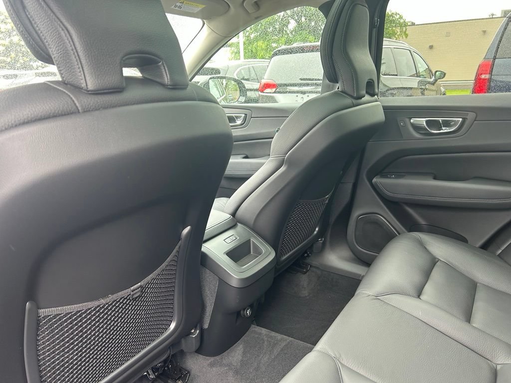 Used 2019 Volvo XC60 T6 Momentum w/ Multimedia Package AWD/4WD image 16