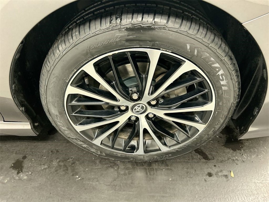Used 2020 Toyota Camry image 8