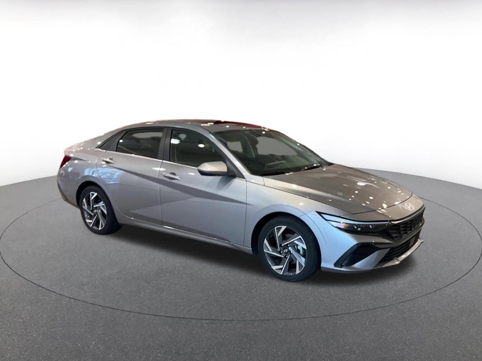 Used 2025 Hyundai Elantra SEL image 2