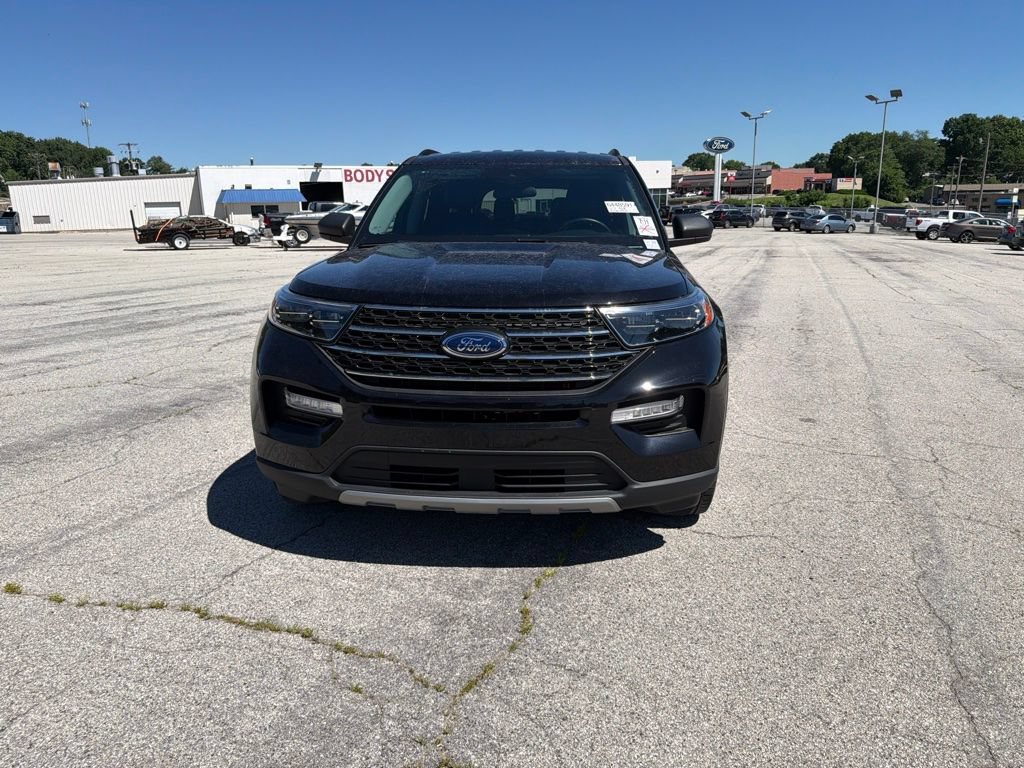 Used 2024 Ford Explorer XLT w/ Equipment Group 202A AWD/4WD image 2