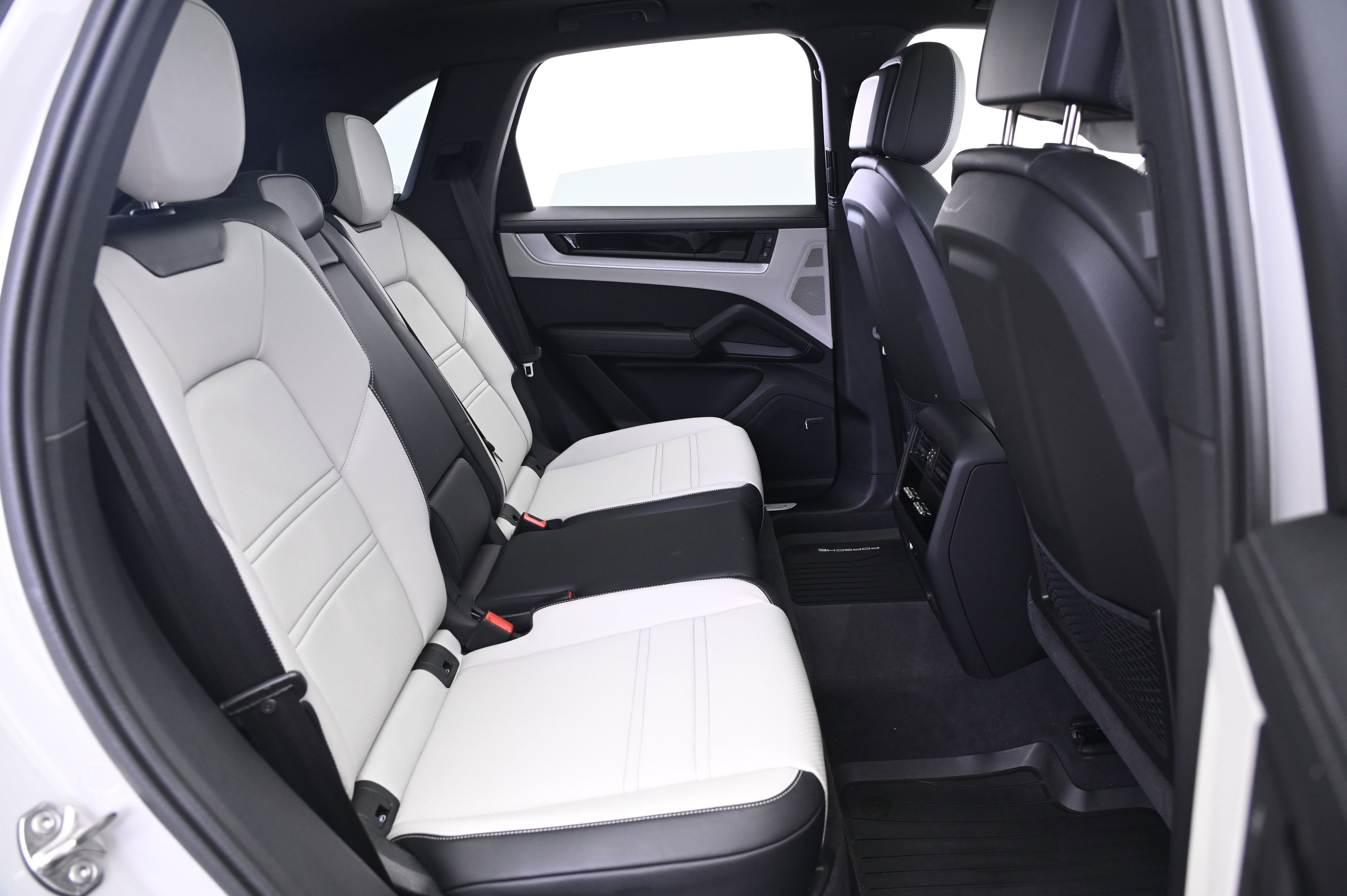 Used 2025 Porsche Cayenne image 18