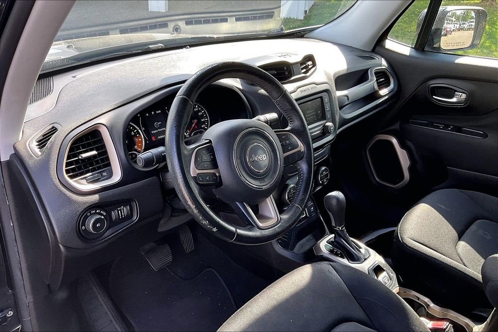 Used 2017 Jeep Renegade Latitude w/ Popular Equipment Group FWD image 4