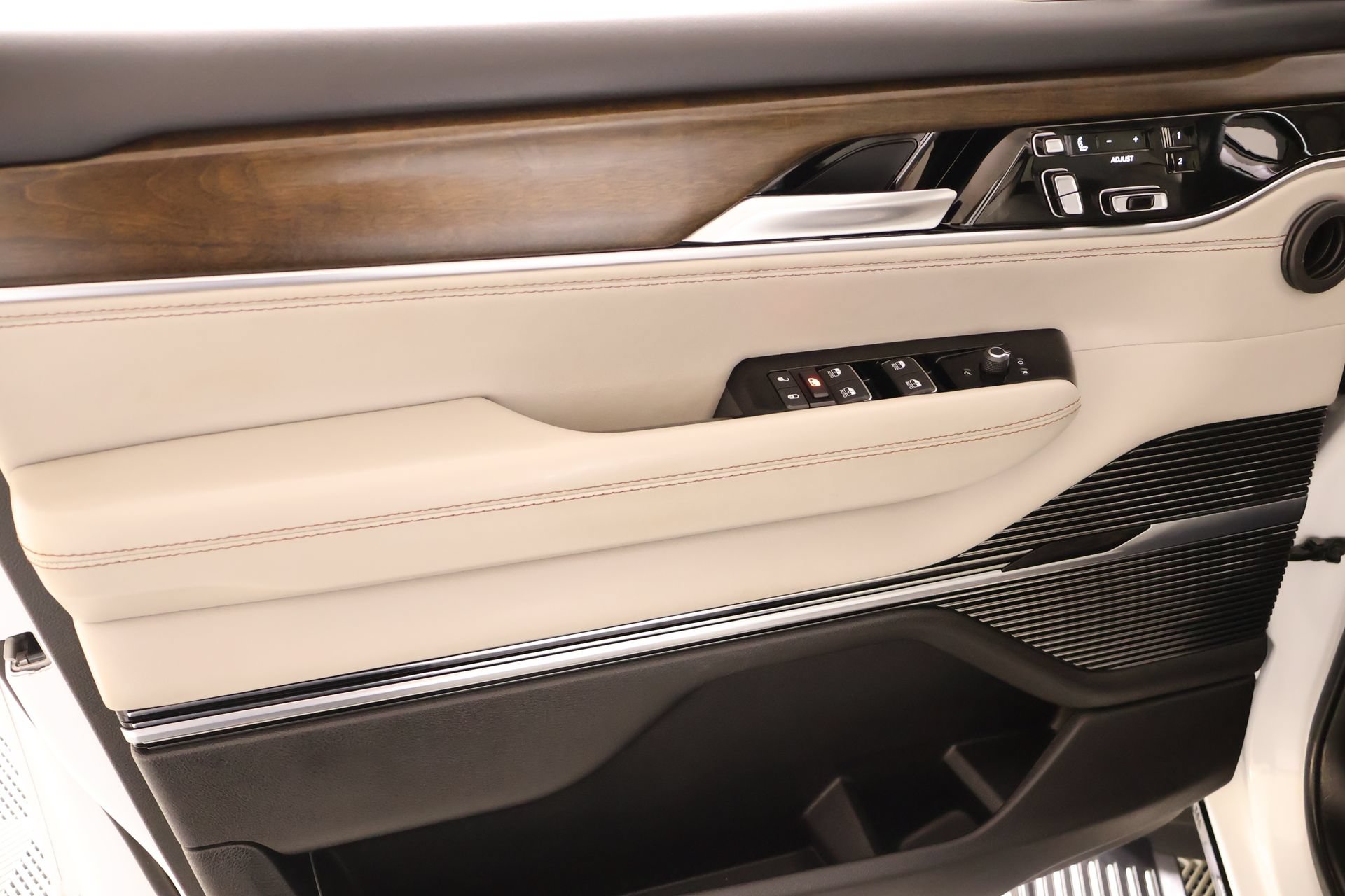 Used 2023 Jeep Grand Wagoneer 4WD w/ Convenience Group III image 18