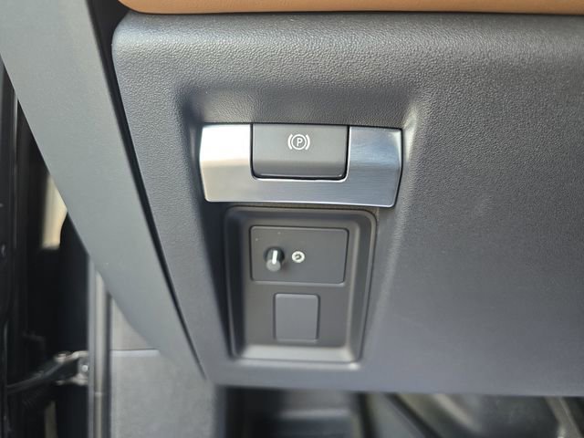 Used 2025 Land Rover Defender 130 X-Dynamic SE image 27