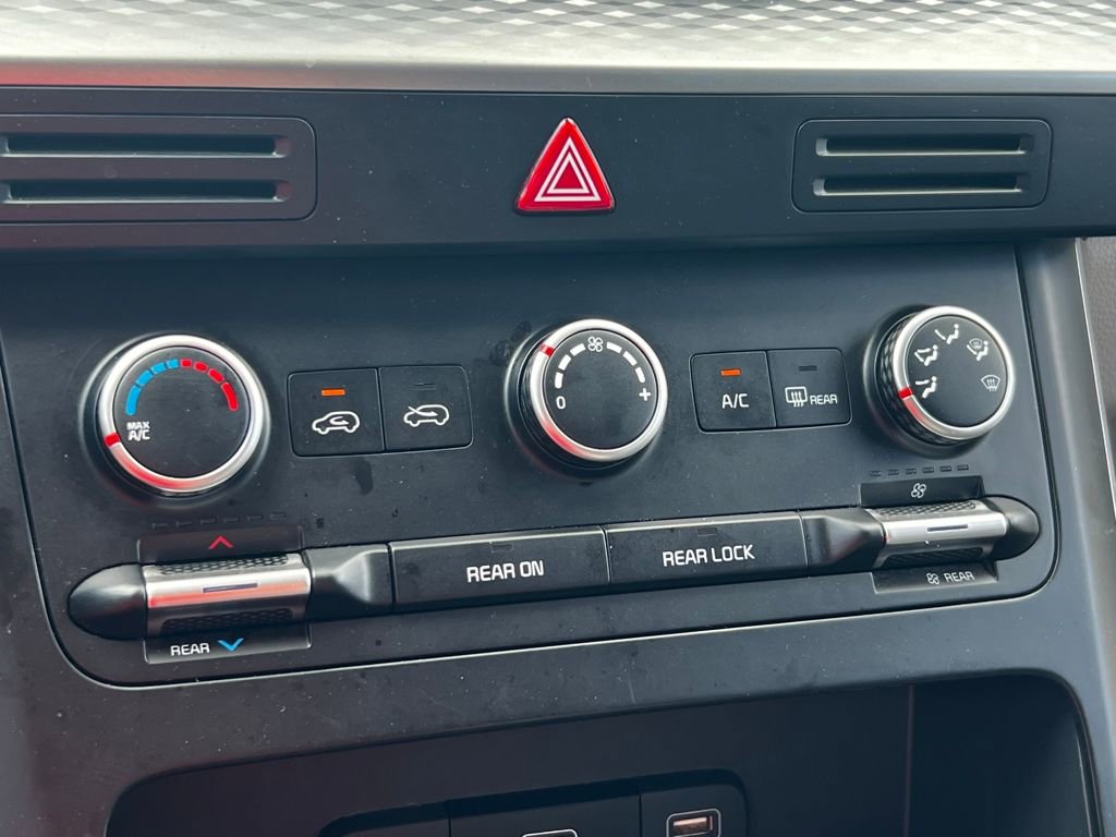 Used 2024 Kia Carnival LX image 31