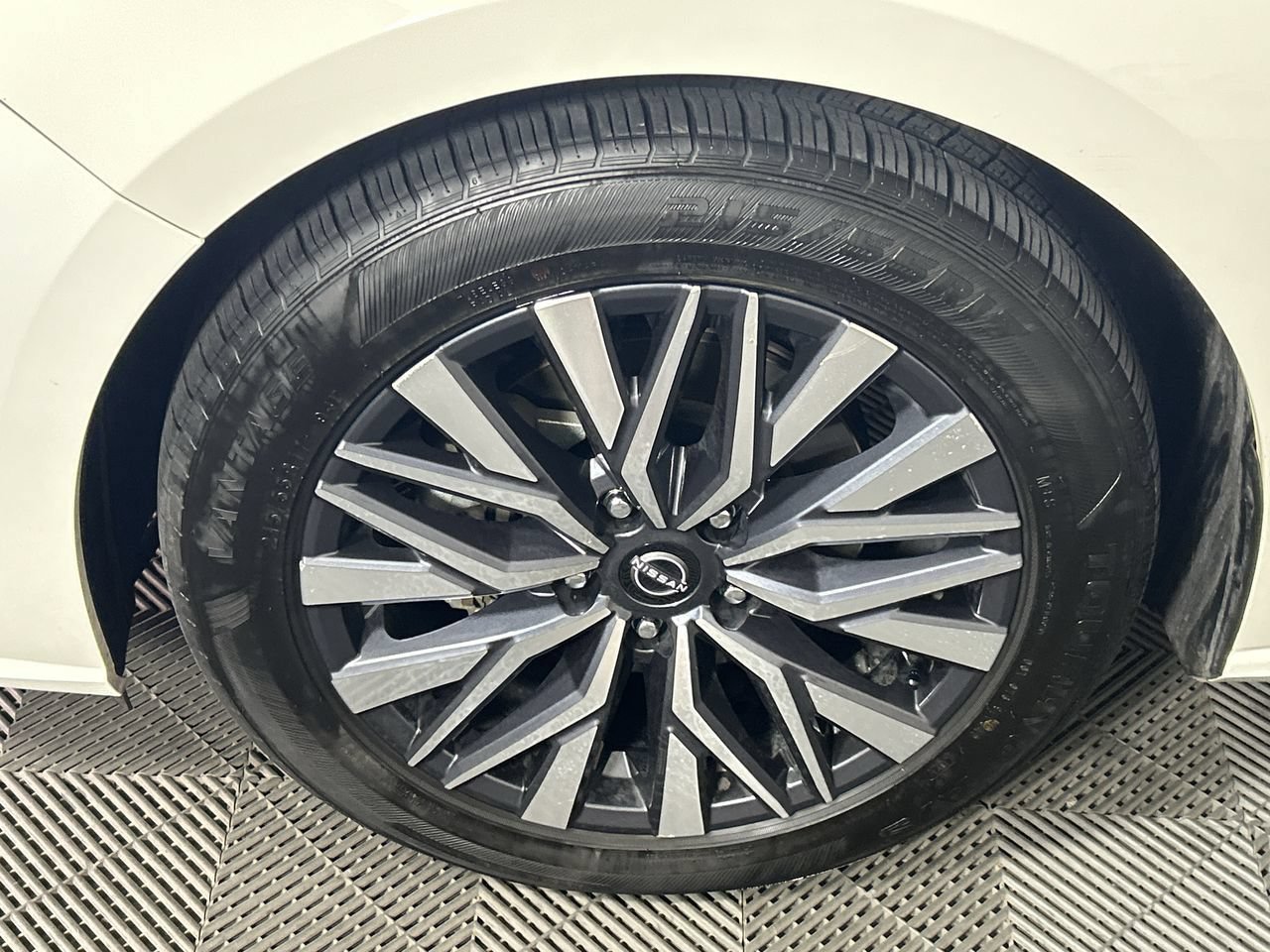 Used 2025 Nissan Altima 2.5 SV FWD image 9