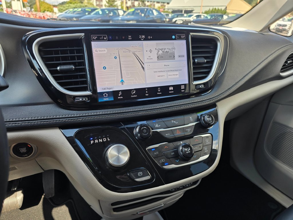 Used 2024 Chrysler Pacifica Limited FWD image 26