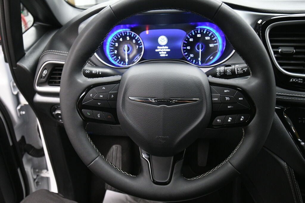 Used 2025 Chrysler Pacifica Limited FWD image 12