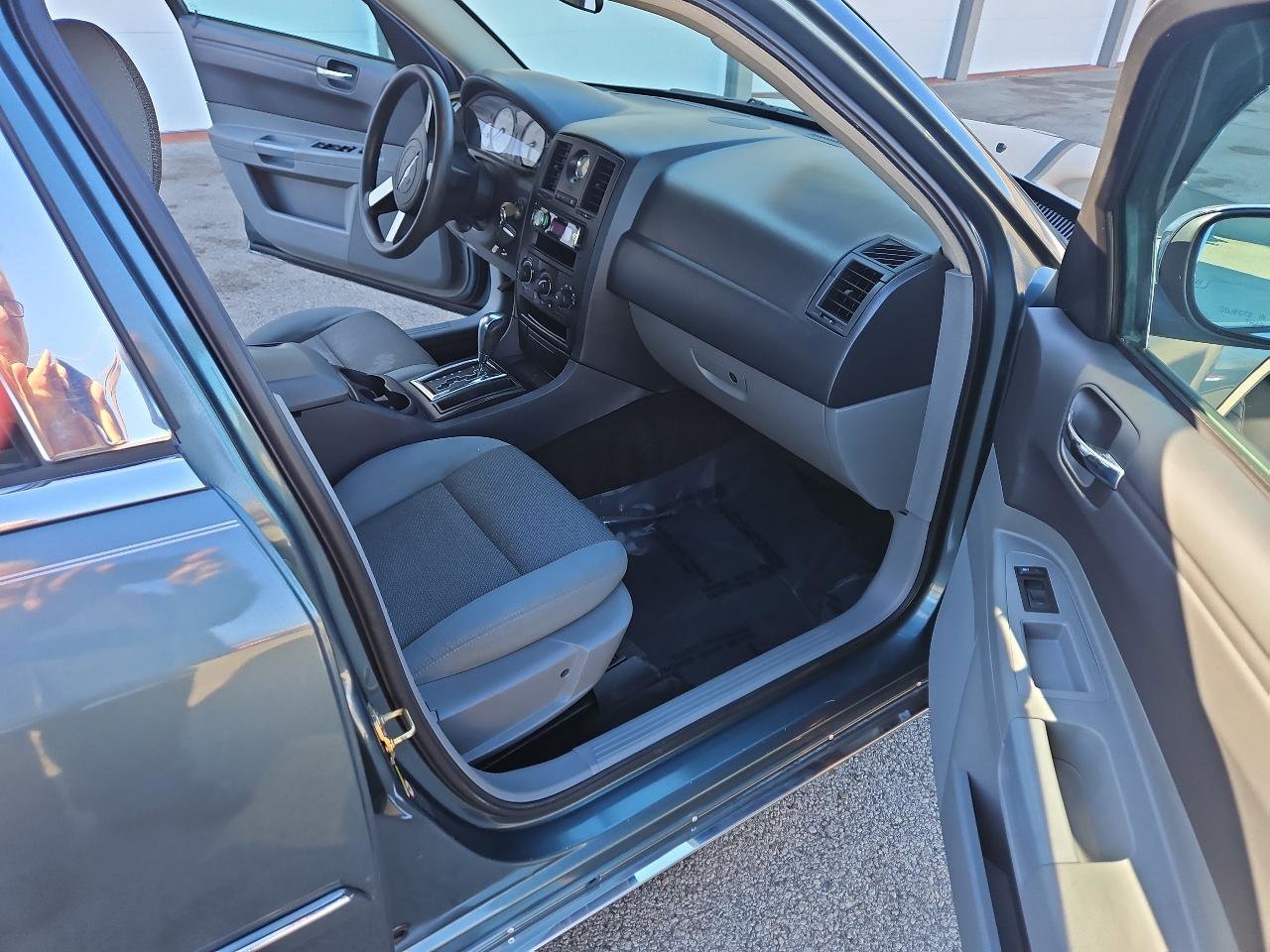 Used 2005 Chrysler 300 w/ Protection Group image 10