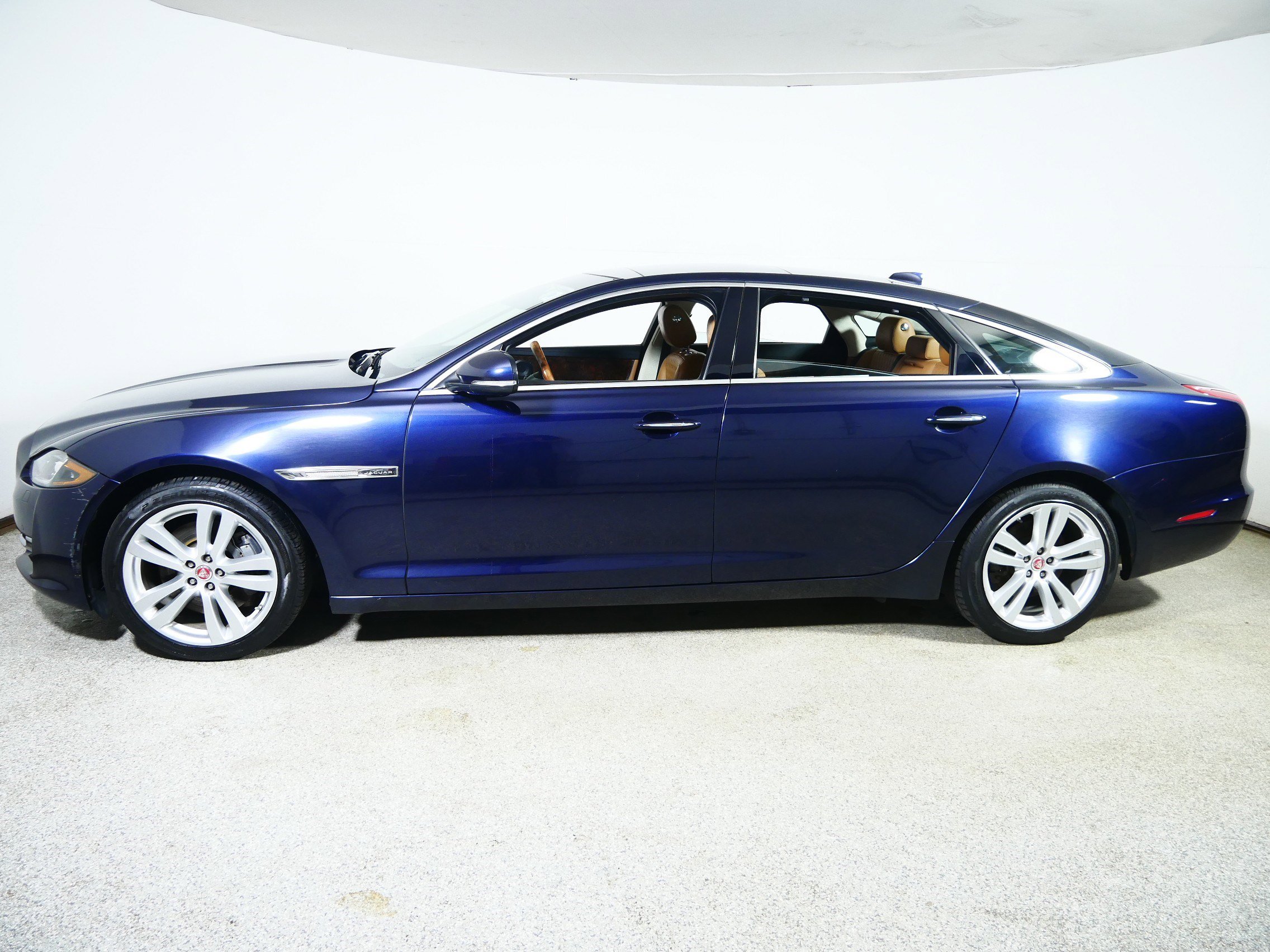 Used 2017 Jaguar XJ L Portfolio image 4