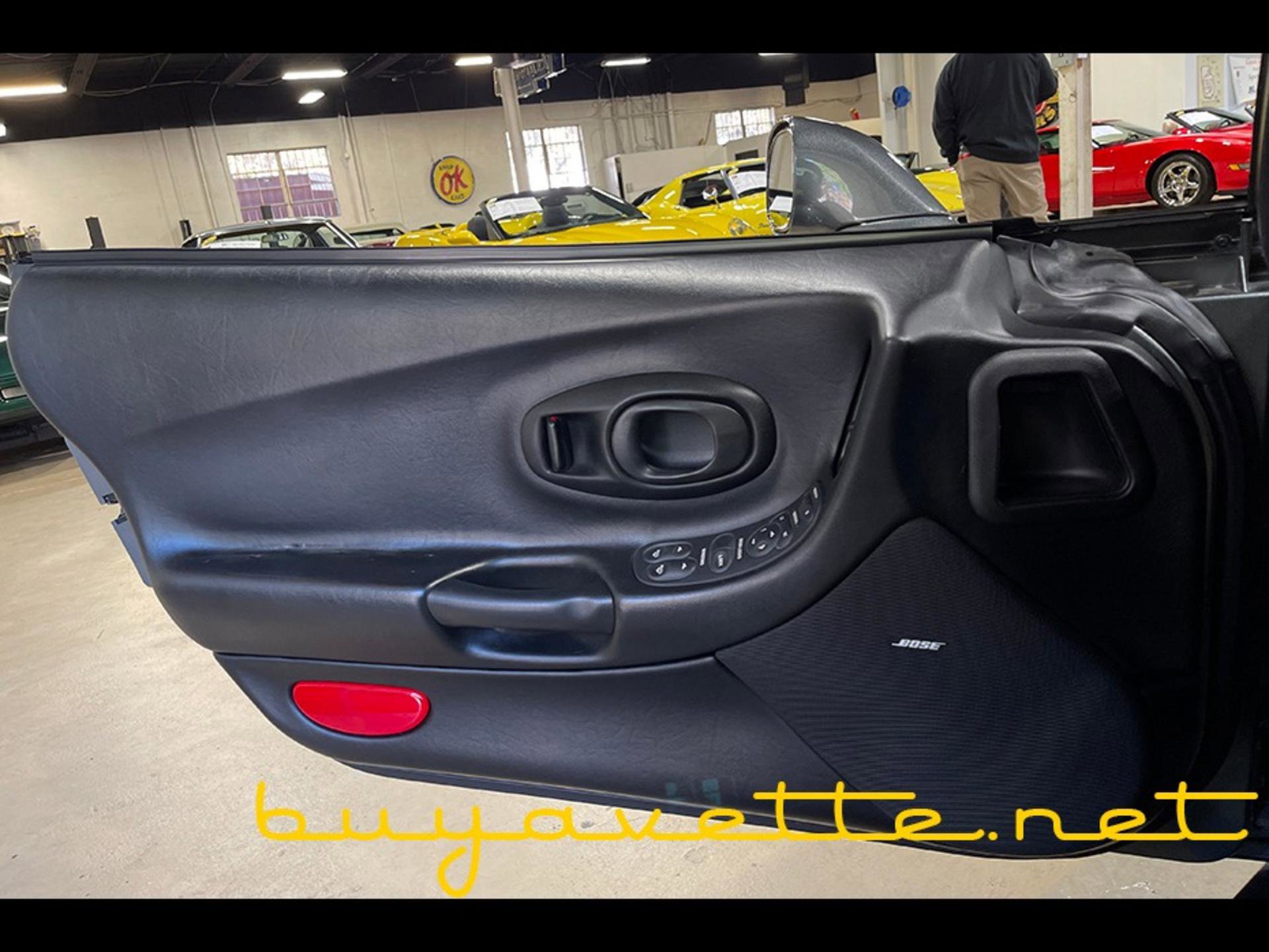 Used 2004 Chevrolet Corvette Coupe w/ Roof Package image 19