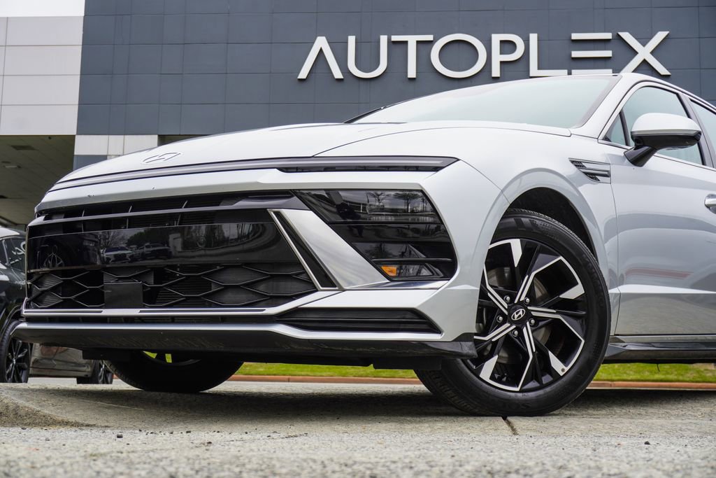 Used 2025 Hyundai Sonata SEL FWD image 2
