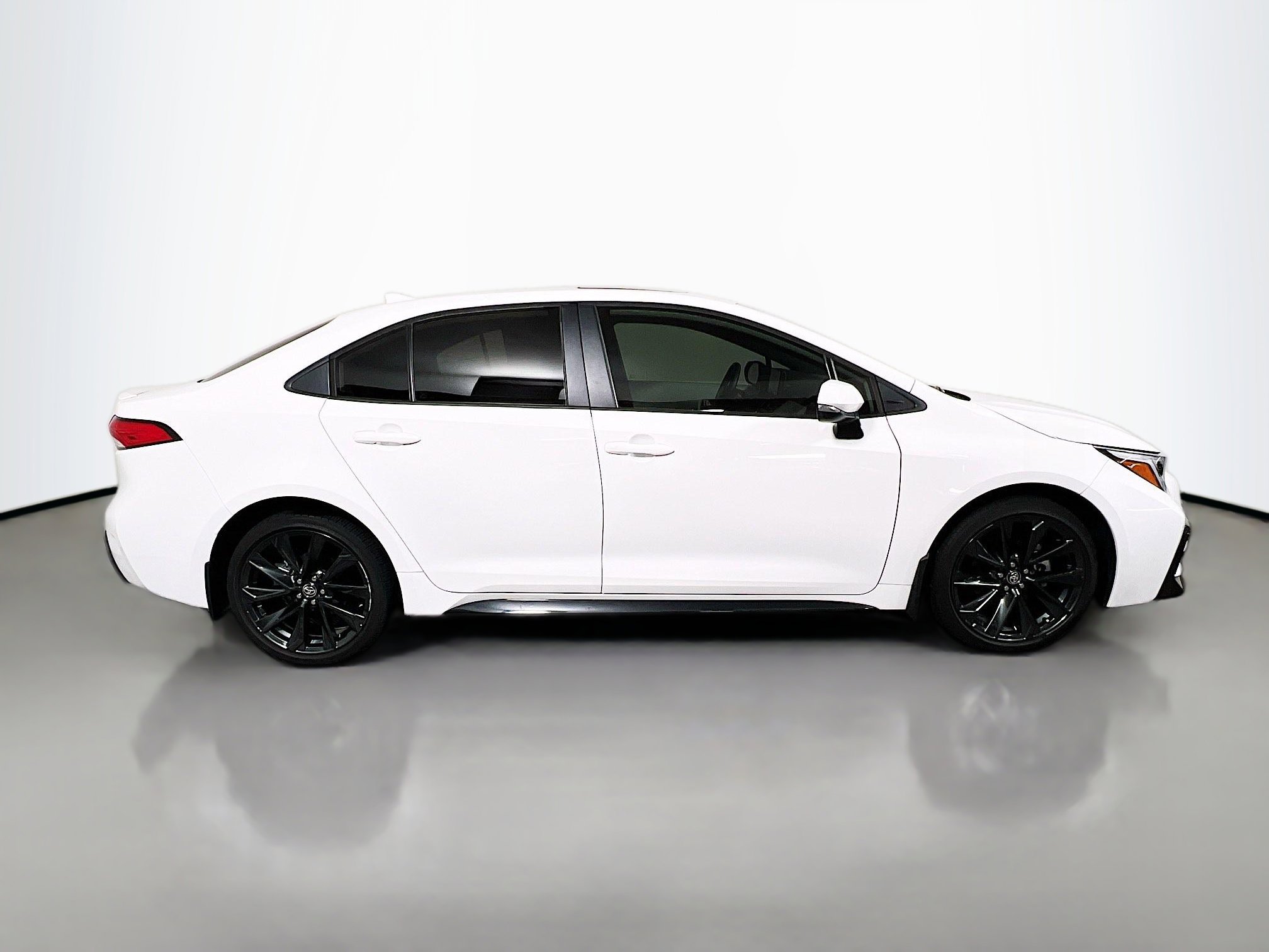 Used 2024 Toyota Corolla SE w/ SE Premium Package image 3