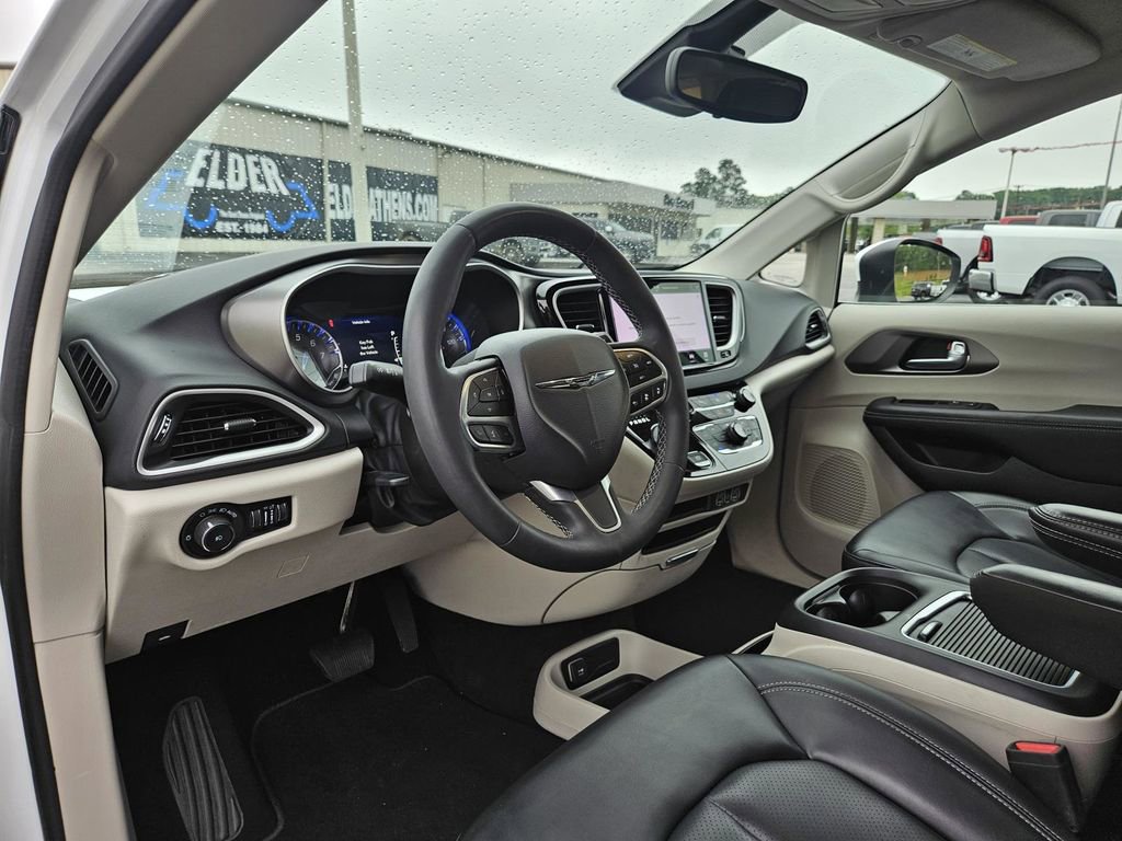 Used 2023 Chrysler Pacifica Touring-L FWD image 13