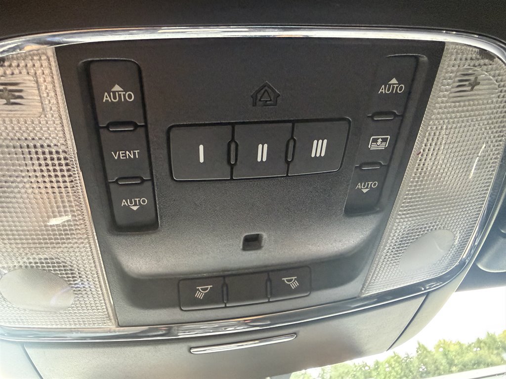 Used 2012 Chrysler 300 SRT8 w/ 19-Premium Speaker Group RWD image 40