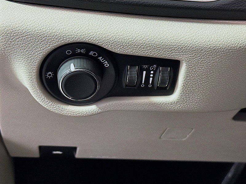 Used 2023 Chrysler Voyager LX image 10