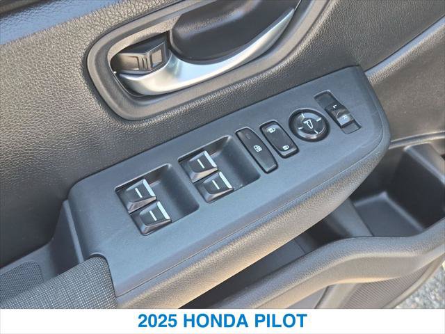 Certified 2025 Honda Pilot Sport image 13