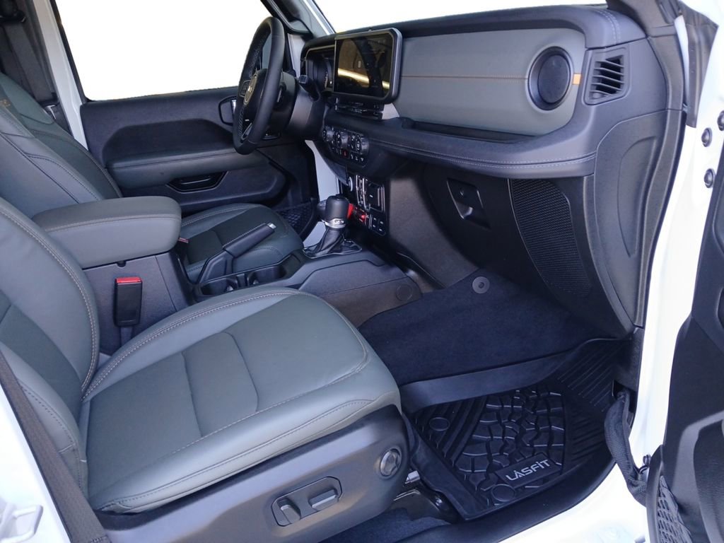 Used 2025 Jeep Gladiator Mojave AWD/4WD image 24