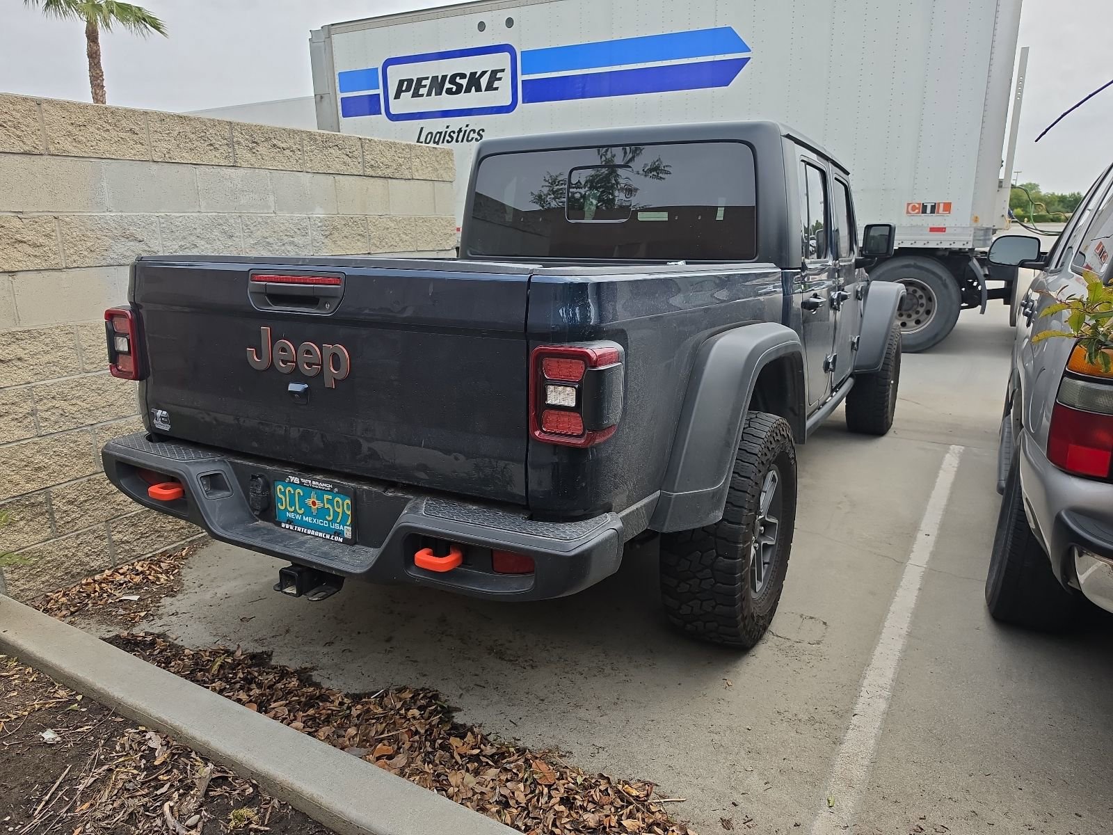 Used 2025 Jeep Gladiator Mojave w/ Convenience Group AWD/4WD image 3