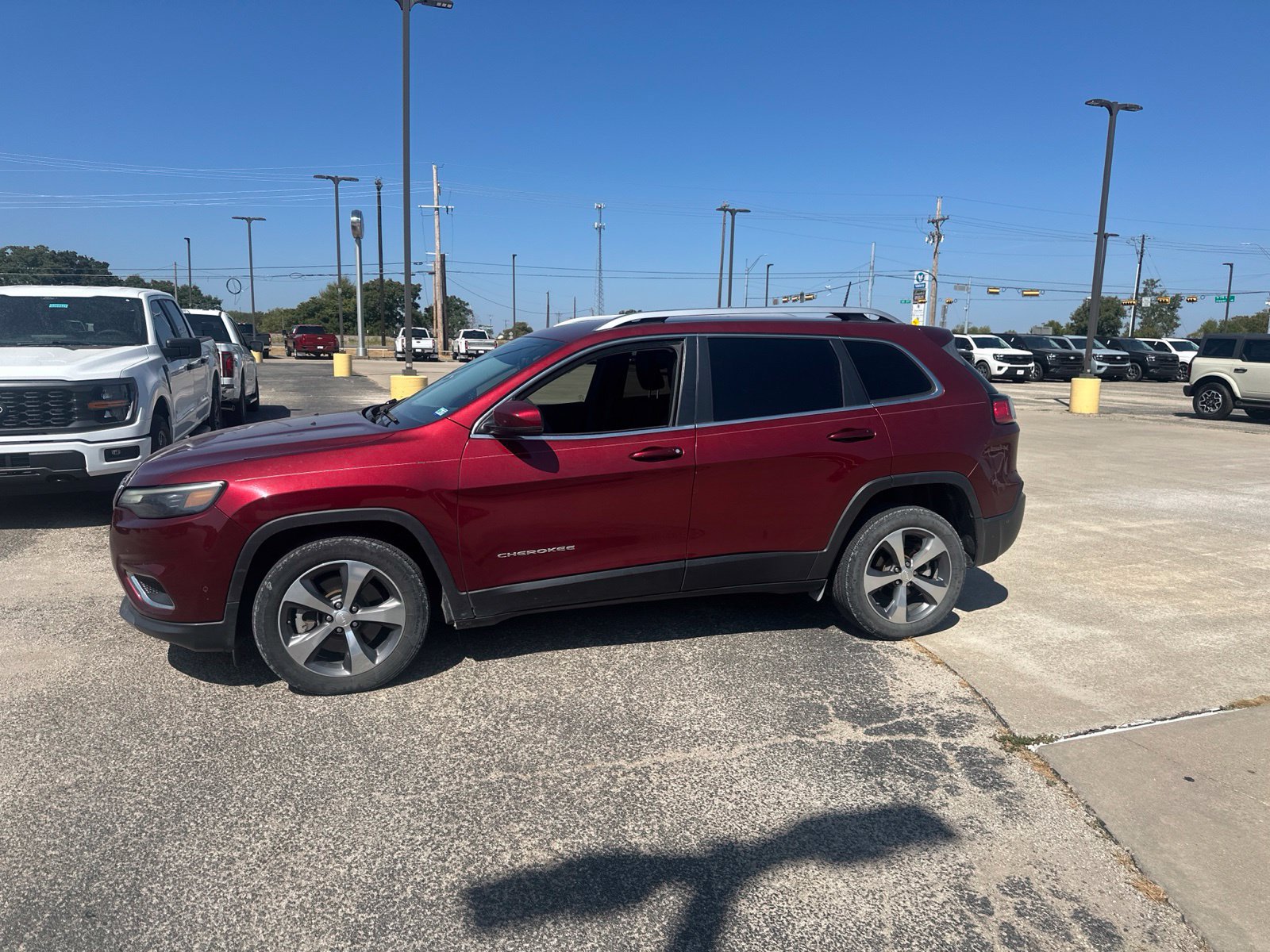 Used 2019 Jeep Cherokee Limited w/ Technology Group FWD image 2