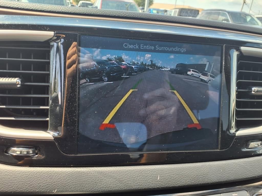 Used 2017 Chrysler Pacifica Touring-L image 14