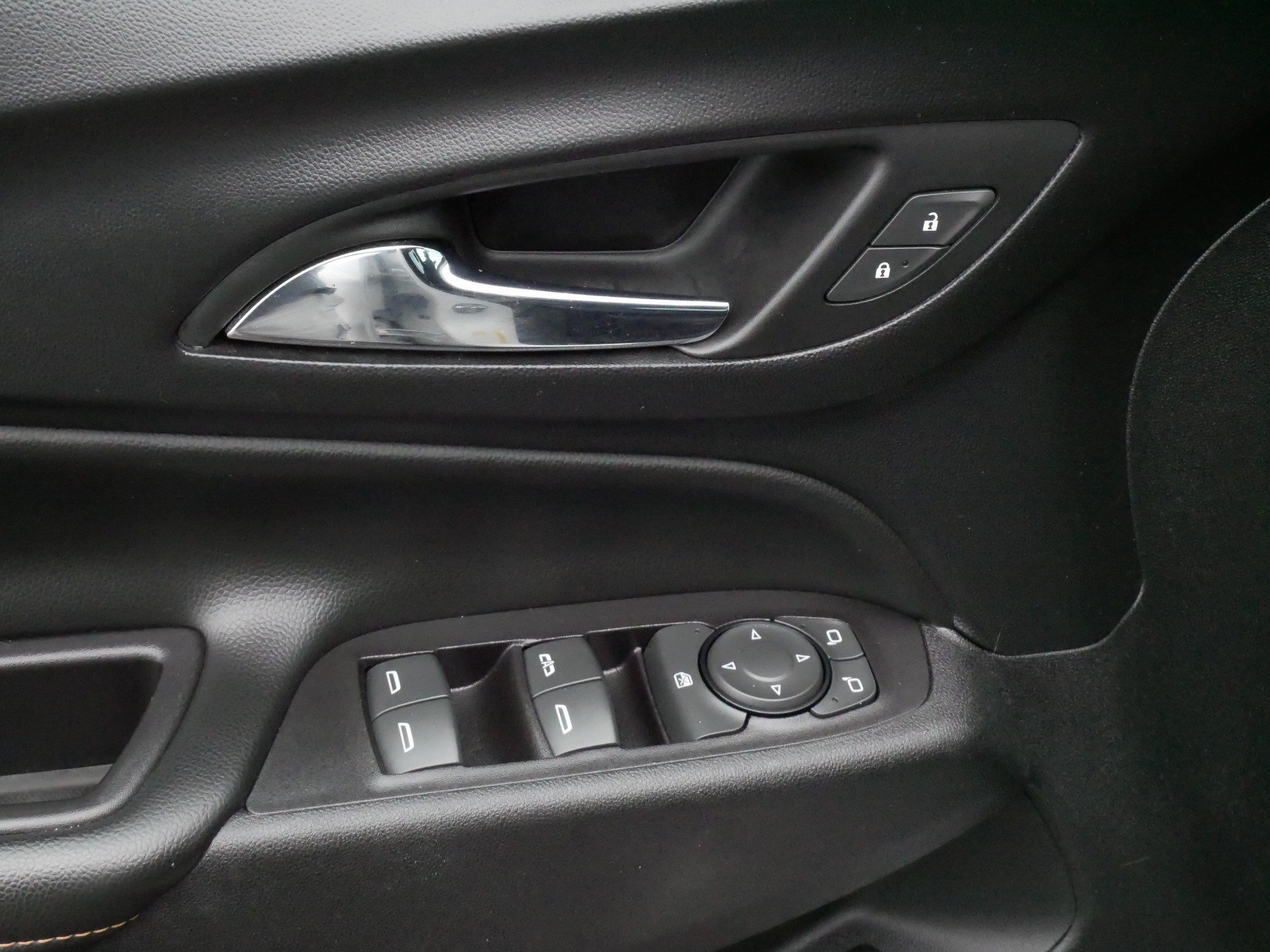 Used 2018 Chevrolet Equinox Premier AWD/4WD image 19