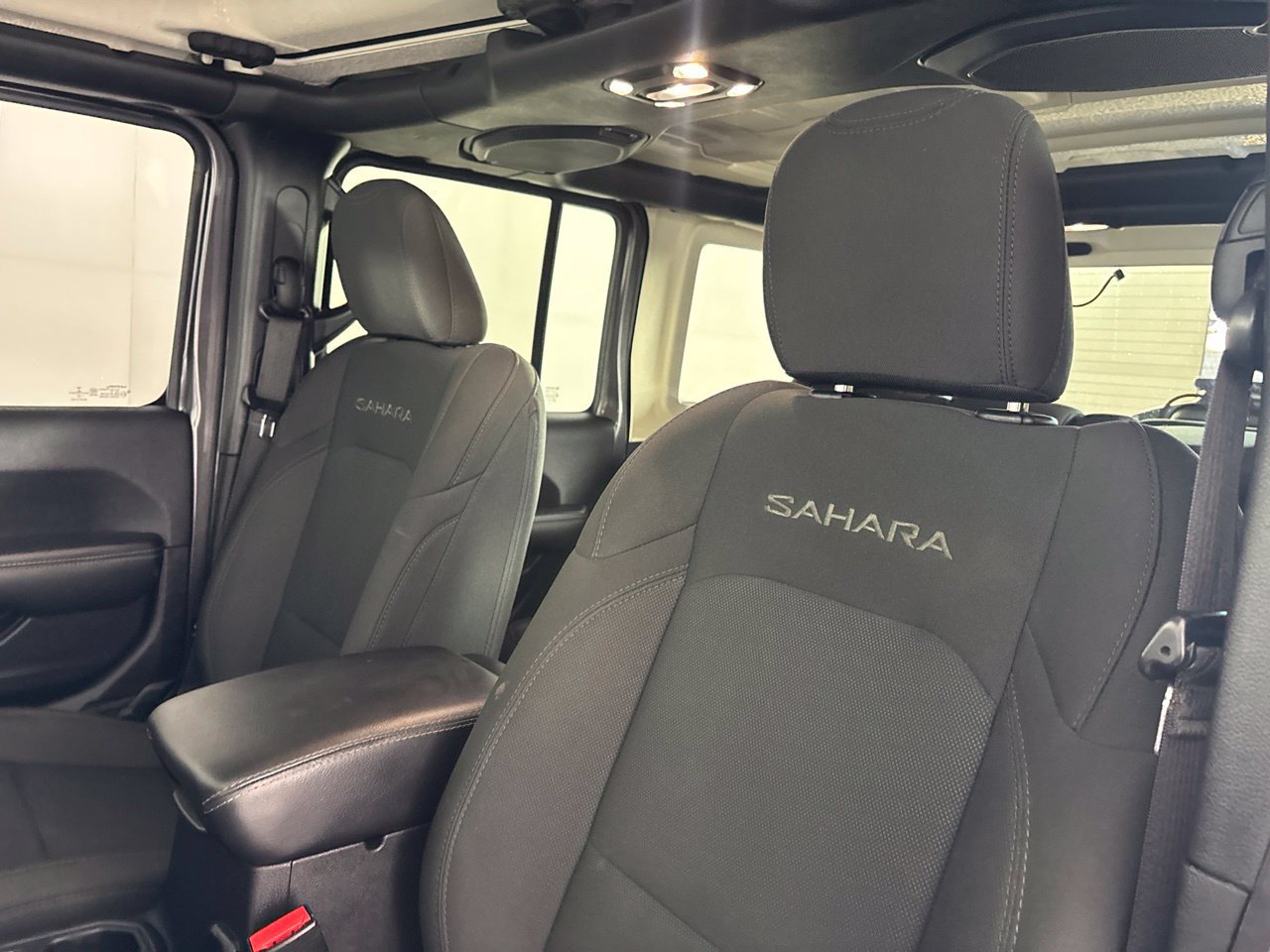 Used 2022 Jeep Wrangler Unlimited Sahara AWD/4WD image 8