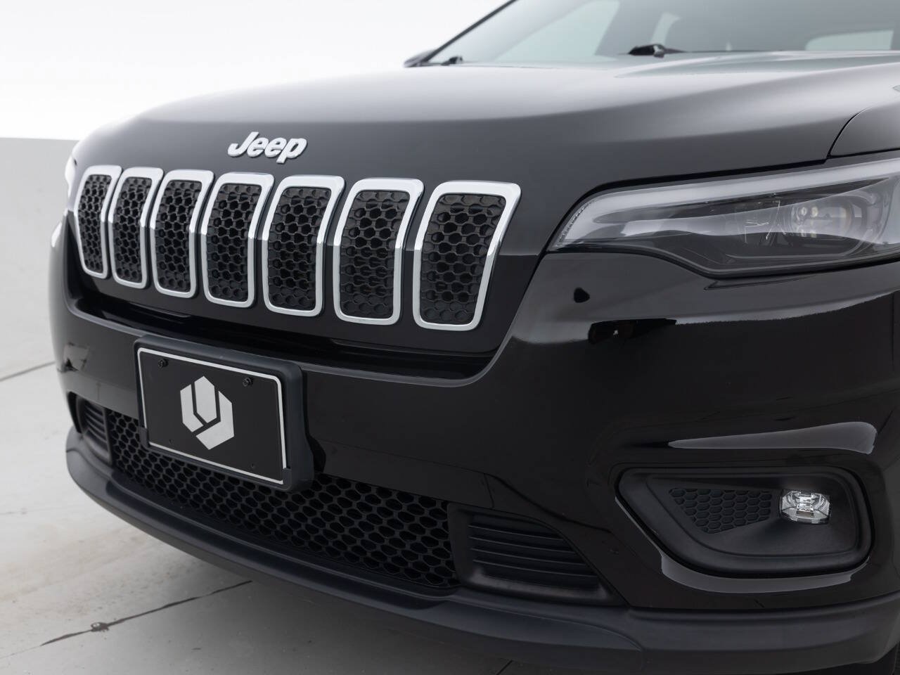 Used 2019 Jeep Cherokee Latitude Plus w/ Cold Weather Group FWD image 16