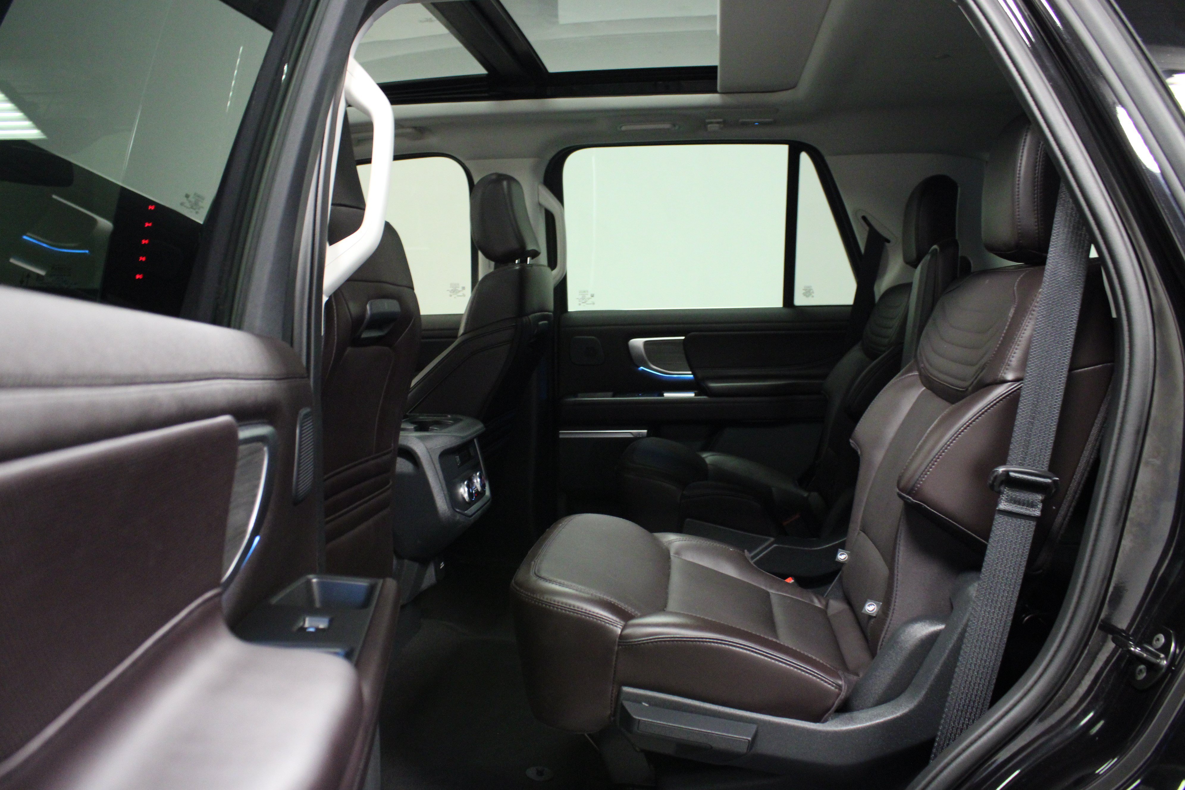 Used 2025 Ford Expedition Platinum w/ Platinum Ultimate Package AWD/4WD image 13