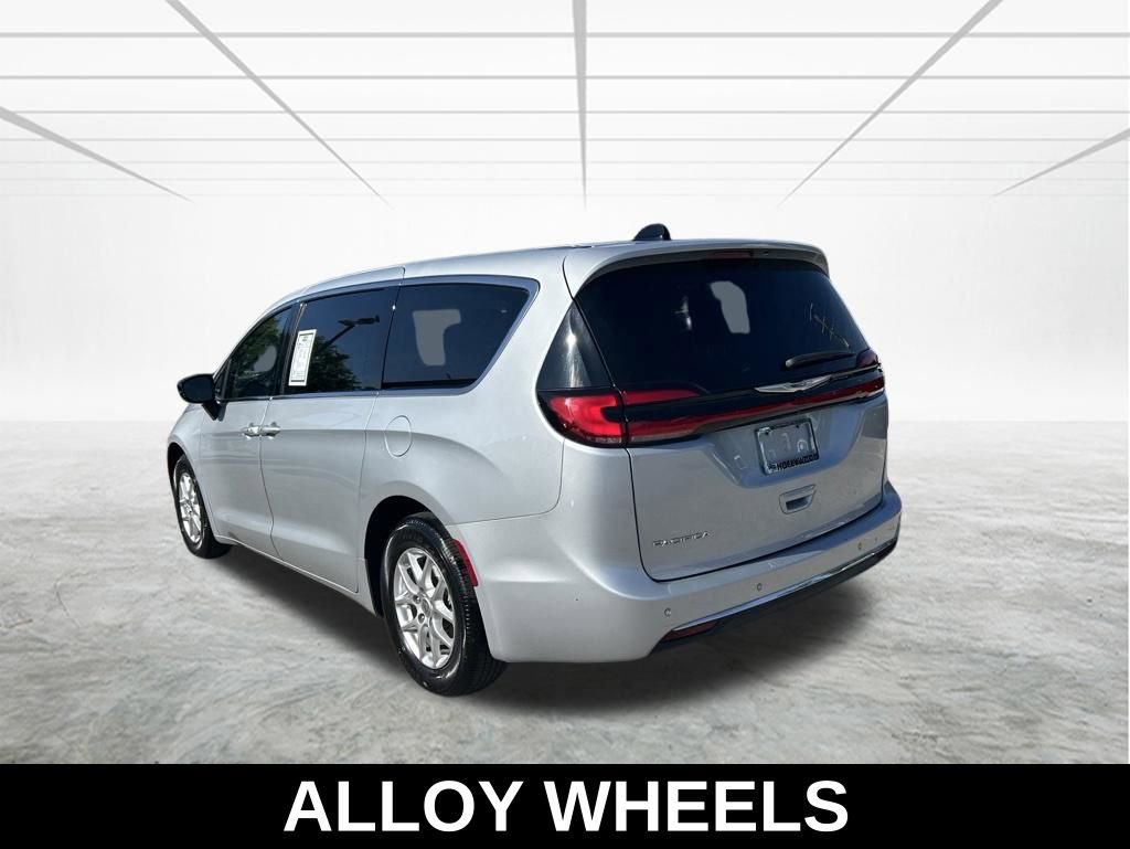 Used 2024 Chrysler Pacifica Touring-L FWD image 7