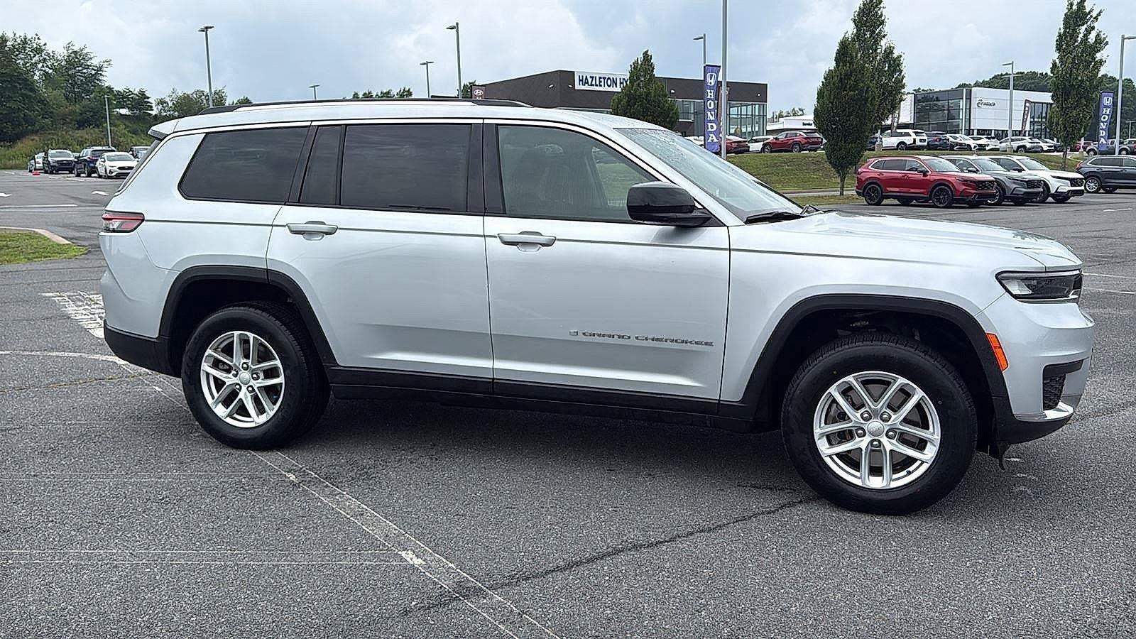 Used 2023 Jeep Grand Cherokee L Laredo AWD/4WD image 3