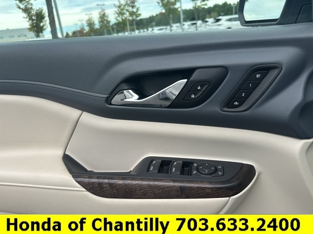 Used 2020 GMC Acadia Denali w/ Denali Ultimate Package AWD/4WD image 23