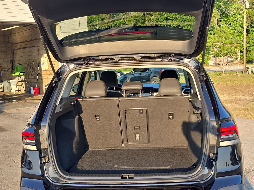 Used 2025 Volkswagen Taos SE AWD/4WD image 11