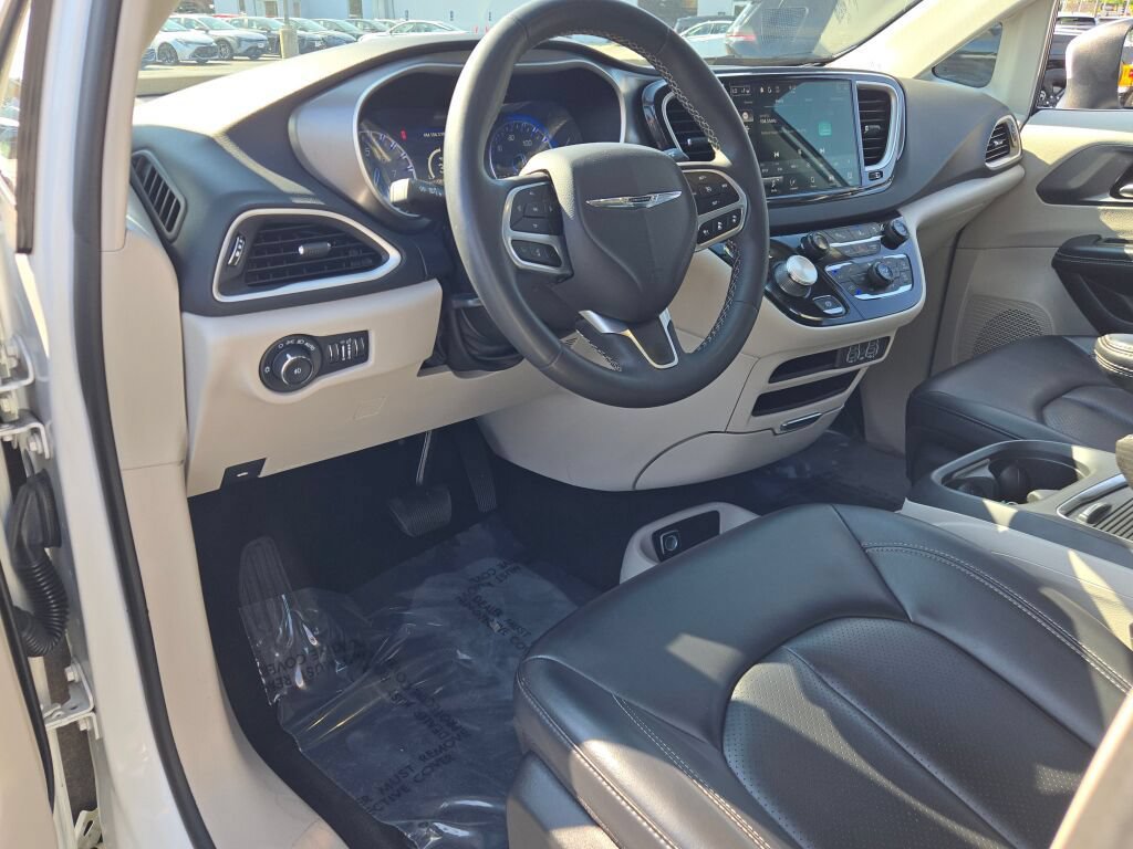 Certified 2023 Chrysler Pacifica Touring-L FWD image 28