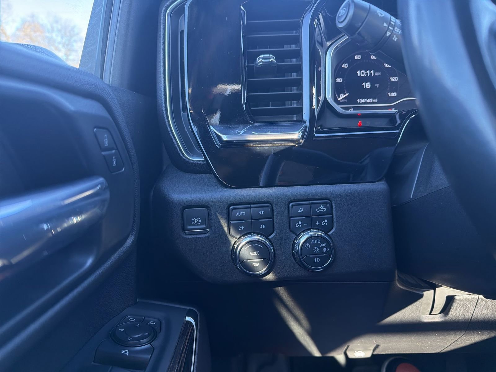 Used 2024 GMC Sierra 3500 SLE w/ SLE Convenience Package image 16