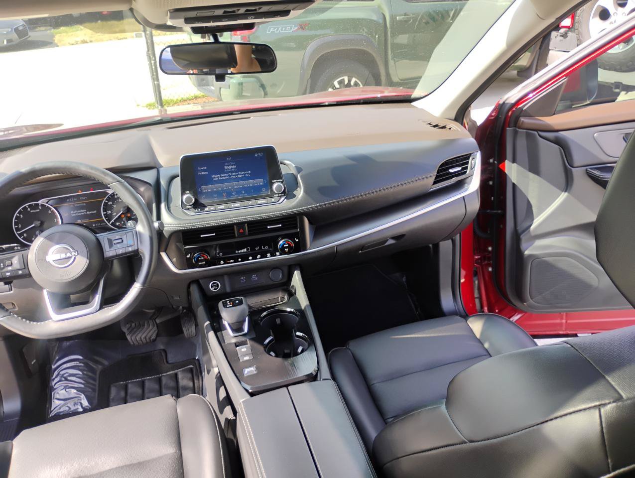 Used 2023 Nissan Rogue SV w/ SV Premium B Package FWD image 14