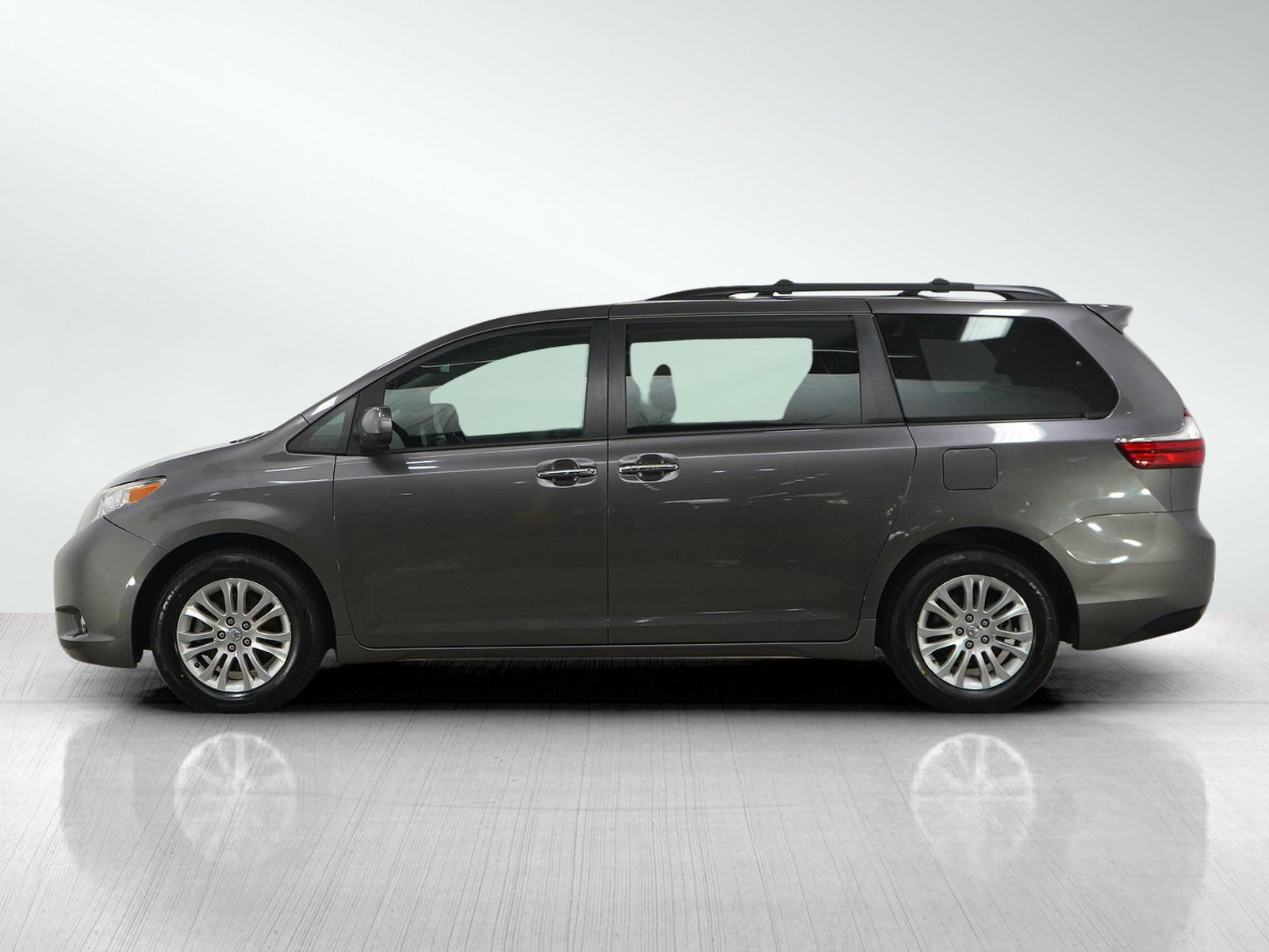 Used 2017 Toyota Sienna XLE Premium image 2