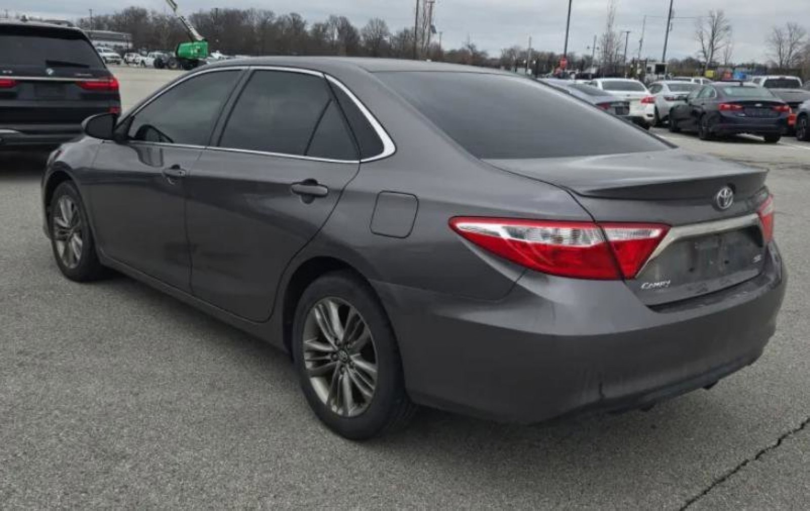 Used 2017 Toyota Camry SE image 2
