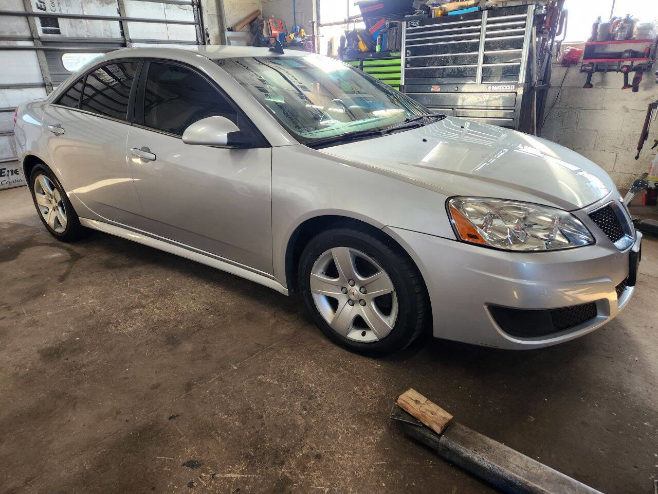 Used 2010 Pontiac G6 Base 4dr Sedan image 3