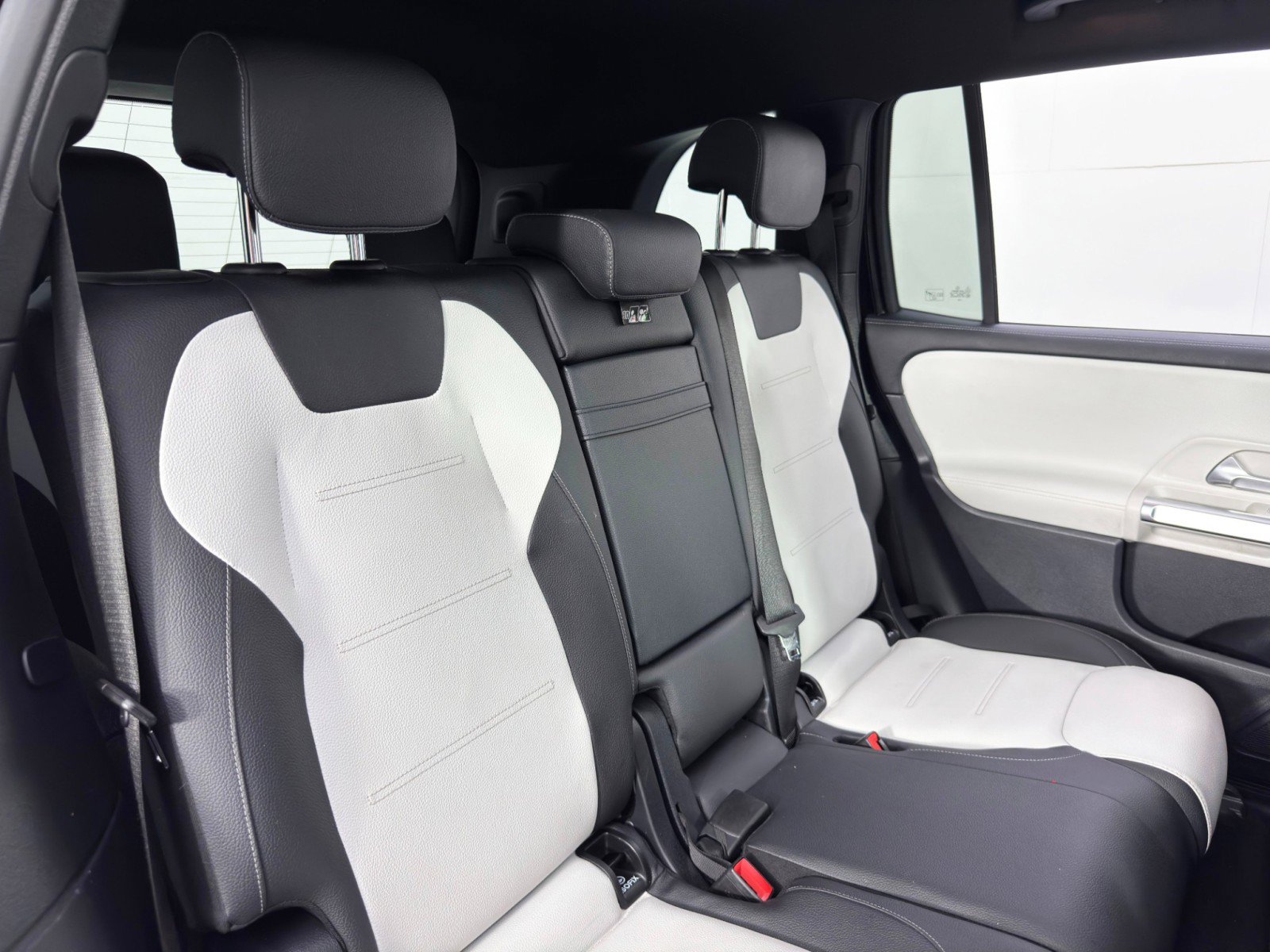 Used 2023 Mercedes-Benz GLB 250 image 40